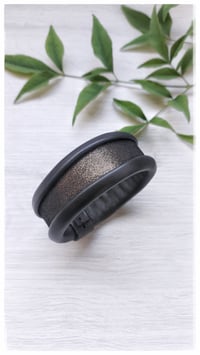 Image 2 of Bracciale bangle artigianale in pelle ESSENTIAL SMALL - NeroOro