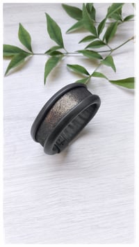 Image 1 of Bracciale bangle artigianale in pelle ESSENTIAL SMALL - NeroOro