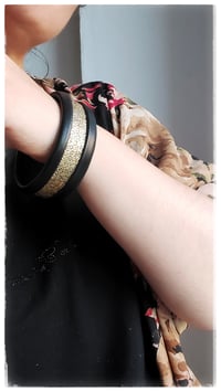 Image 4 of Bracciale bangle artigianale in pelle ESSENTIAL SMALL - Ziggy Gold
