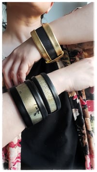 Image 6 of Bracciale bangle artigianale in pelle ESSENTIAL SMALL - Ziggy Gold