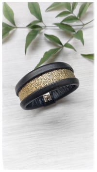 Image 2 of Bracciale bangle artigianale in pelle ESSENTIAL SMALL - Ziggy Gold