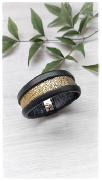 Image 1 of Bracciale bangle artigianale in pelle ESSENTIAL SMALL - Ziggy Gold