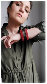 Image 5 of Bracciale bangle artigianale in pelle ESSENTIAL MEDIUM- Oriente 