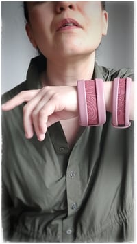 Image 10 of Bracciale bangle artigianale in pelle ESSENTIAL MEDIUM- Rosa Damasco