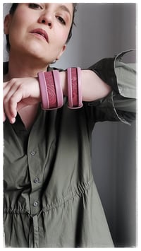 Image 16 of Bracciale bangle artigianale in pelle ESSENTIAL MEDIUM- Rosa Damasco