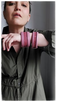 Image 11 of Bracciale bangle artigianale in pelle ESSENTIAL MEDIUM- Rosa Damasco