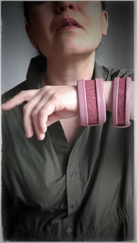 Image 17 of Bracciale bangle artigianale in pelle ESSENTIAL MEDIUM- Rosa Damasco