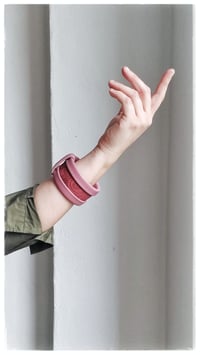 Image 4 of Bracciale bangle artigianale in pelle ESSENTIAL MEDIUM- Rosa Damasco