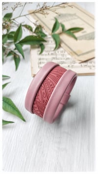 Image 7 of Bracciale bangle artigianale in pelle ESSENTIAL MEDIUM- Rosa Damasco