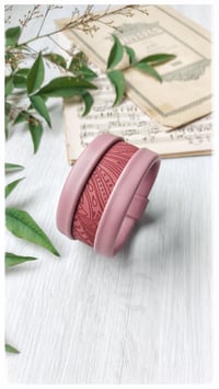 Image 13 of Bracciale bangle artigianale in pelle ESSENTIAL MEDIUM- Rosa Damasco