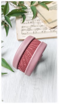 Image 1 of Bracciale bangle artigianale in pelle ESSENTIAL MEDIUM- Rosa Damasco