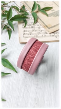 Image 8 of Bracciale bangle artigianale in pelle ESSENTIAL MEDIUM- Rosa Damasco