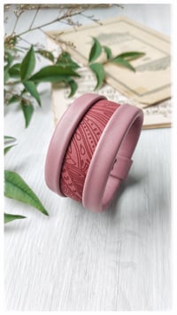 Image 2 of Bracciale bangle artigianale in pelle ESSENTIAL MEDIUM- Rosa Damasco