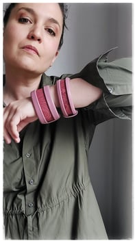 Image 4 of Bracciale bangle artigianale in pelle ESSENTIAL SMALL- Rosa Damasco