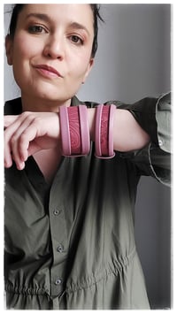 Image 7 of Bracciale bangle artigianale in pelle ESSENTIAL SMALL- Rosa Damasco