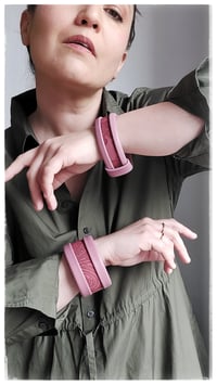 Image 8 of Bracciale bangle artigianale in pelle ESSENTIAL SMALL- Rosa Damasco