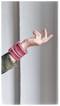 Image 3 of Bracciale bangle artigianale in pelle ESSENTIAL SMALL- Rosa Damasco