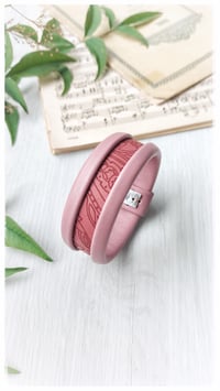 Image 1 of Bracciale bangle artigianale in pelle ESSENTIAL SMALL- Rosa Damasco
