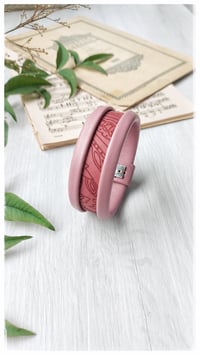 Image 2 of Bracciale bangle artigianale in pelle ESSENTIAL SMALL- Rosa Damasco