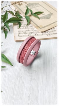 Image 6 of Bracciale bangle artigianale in pelle ESSENTIAL SMALL- Rosa Damasco
