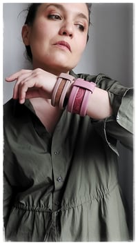 Image 9 of Bracciale bangle artigianale in pelle ESSENTIAL SMALL- Nude Damasco