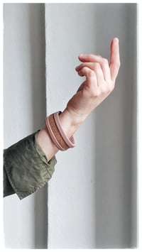 Image 4 of Bracciale bangle artigianale in pelle ESSENTIAL SMALL- Nude Damasco