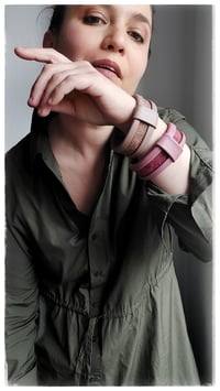 Image 12 of Bracciale bangle artigianale in pelle ESSENTIAL SMALL- Nude Damasco