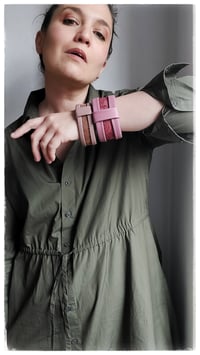 Image 13 of Bracciale bangle artigianale in pelle ESSENTIAL SMALL- Nude Damasco