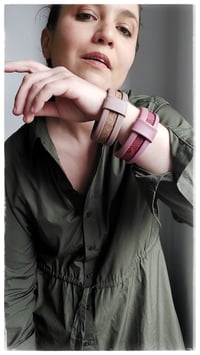 Image 10 of Bracciale bangle artigianale in pelle ESSENTIAL SMALL- Nude Damasco