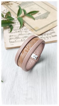 Image 1 of Bracciale bangle artigianale in pelle ESSENTIAL SMALL- Nude Damasco