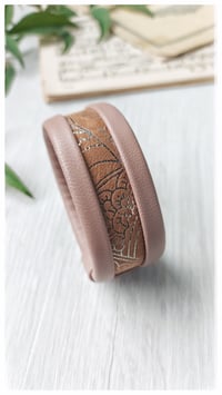 Image 7 of Bracciale bangle artigianale in pelle ESSENTIAL SMALL- Nude Damasco