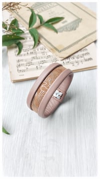 Image 11 of Bracciale bangle artigianale in pelle ESSENTIAL SMALL- Nude Damasco