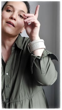 Image 9 of Bracciale bangle artigianale in pelle ESSENTIAL MEDIUM- Intreccio