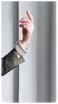 Image 4 of Bracciale bangle artigianale in pelle ESSENTIAL MEDIUM- Intreccio