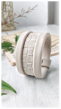 Image 6 of Bracciale bangle artigianale in pelle ESSENTIAL MEDIUM- Intreccio