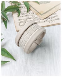 Image 1 of Bracciale bangle artigianale in pelle ESSENTIAL MEDIUM- Intreccio