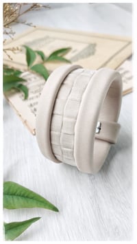 Image 3 of Bracciale bangle artigianale in pelle ESSENTIAL MEDIUM- Intreccio
