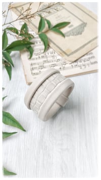 Image 12 of Bracciale bangle artigianale in pelle ESSENTIAL MEDIUM- Intreccio
