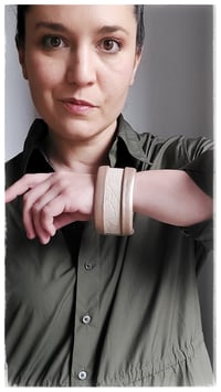 Image 5 of Bracciale bangle artigianale in pelle ESSENTIAL MEDIUM- Damasco light