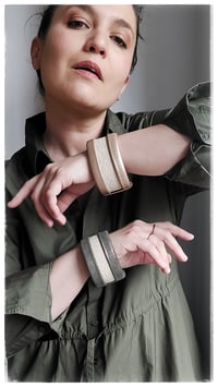 Image 14 of Bracciale bangle artigianale in pelle ESSENTIAL MEDIUM- Damasco light