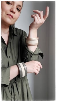 Image 11 of Bracciale bangle artigianale in pelle ESSENTIAL MEDIUM- Damasco light