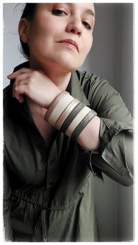 Image 15 of Bracciale bangle artigianale in pelle ESSENTIAL MEDIUM- Damasco light