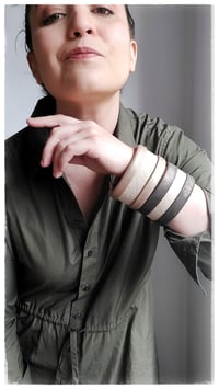 Image 16 of Bracciale bangle artigianale in pelle ESSENTIAL MEDIUM- Damasco light