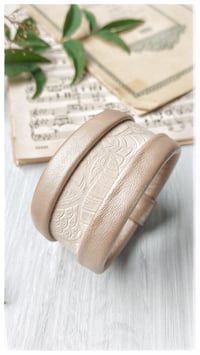 Image 6 of Bracciale bangle artigianale in pelle ESSENTIAL MEDIUM- Damasco light