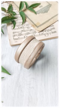 Image 7 of Bracciale bangle artigianale in pelle ESSENTIAL MEDIUM- Damasco light