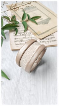 Image 12 of Bracciale bangle artigianale in pelle ESSENTIAL MEDIUM- Damasco light