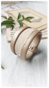 Image 8 of Bracciale bangle artigianale in pelle ESSENTIAL MEDIUM- Damasco light