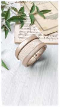 Image 13 of Bracciale bangle artigianale in pelle ESSENTIAL MEDIUM- Damasco light