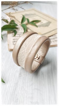 Image 2 of Bracciale bangle artigianale in pelle ESSENTIAL MEDIUM- Damasco light