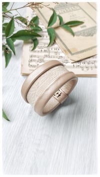 Image 3 of Bracciale bangle artigianale in pelle ESSENTIAL MEDIUM- Damasco light